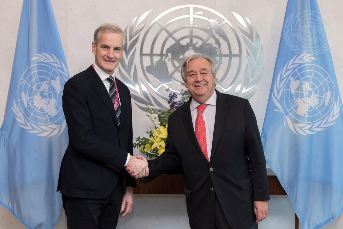 FNs generalsekretær diskuterte Norges foreslåtte bistandskutt med statsminister Jonas Gahr Støre. Her fotografert med Støre i New York i 2019. Foto: UN Photo/ Mark Garten